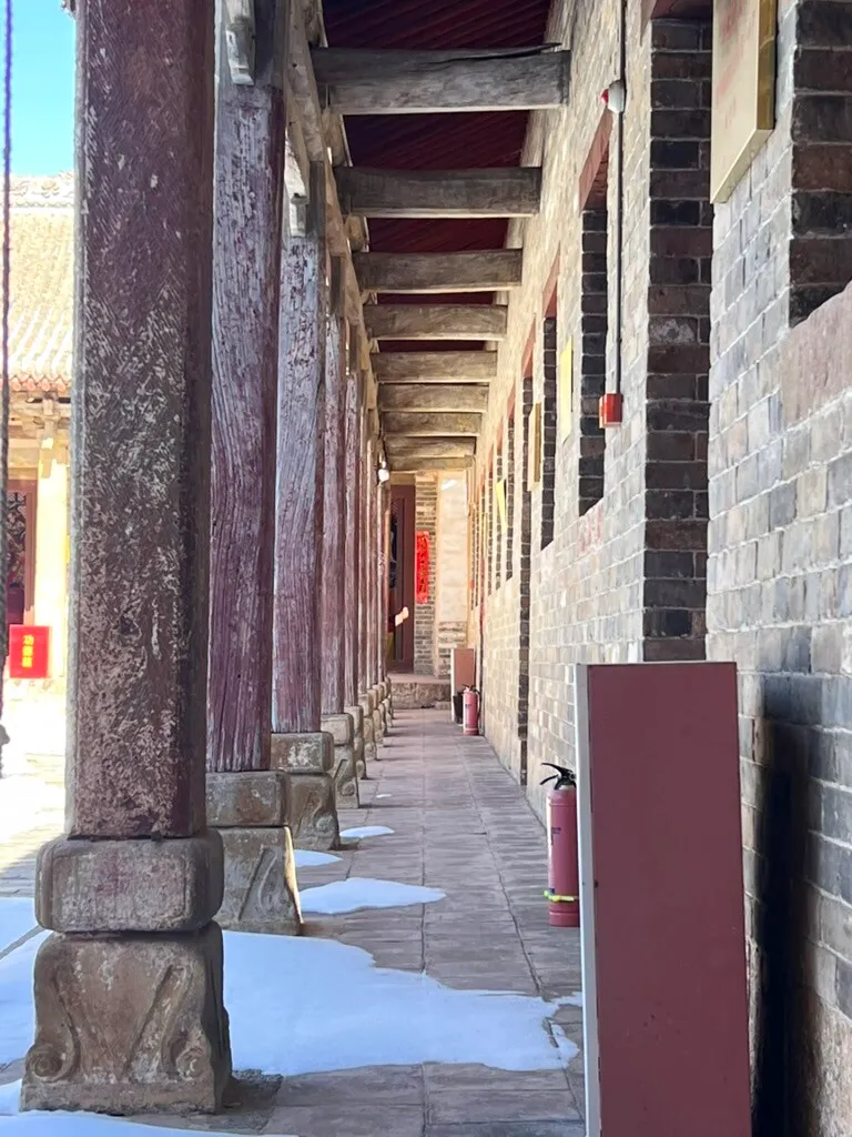 廊房下一排石础木柱，向远处延伸