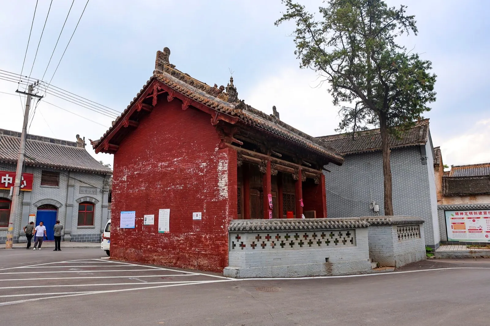 平川村街边的济渎庙，红墙小殿，旁有古树