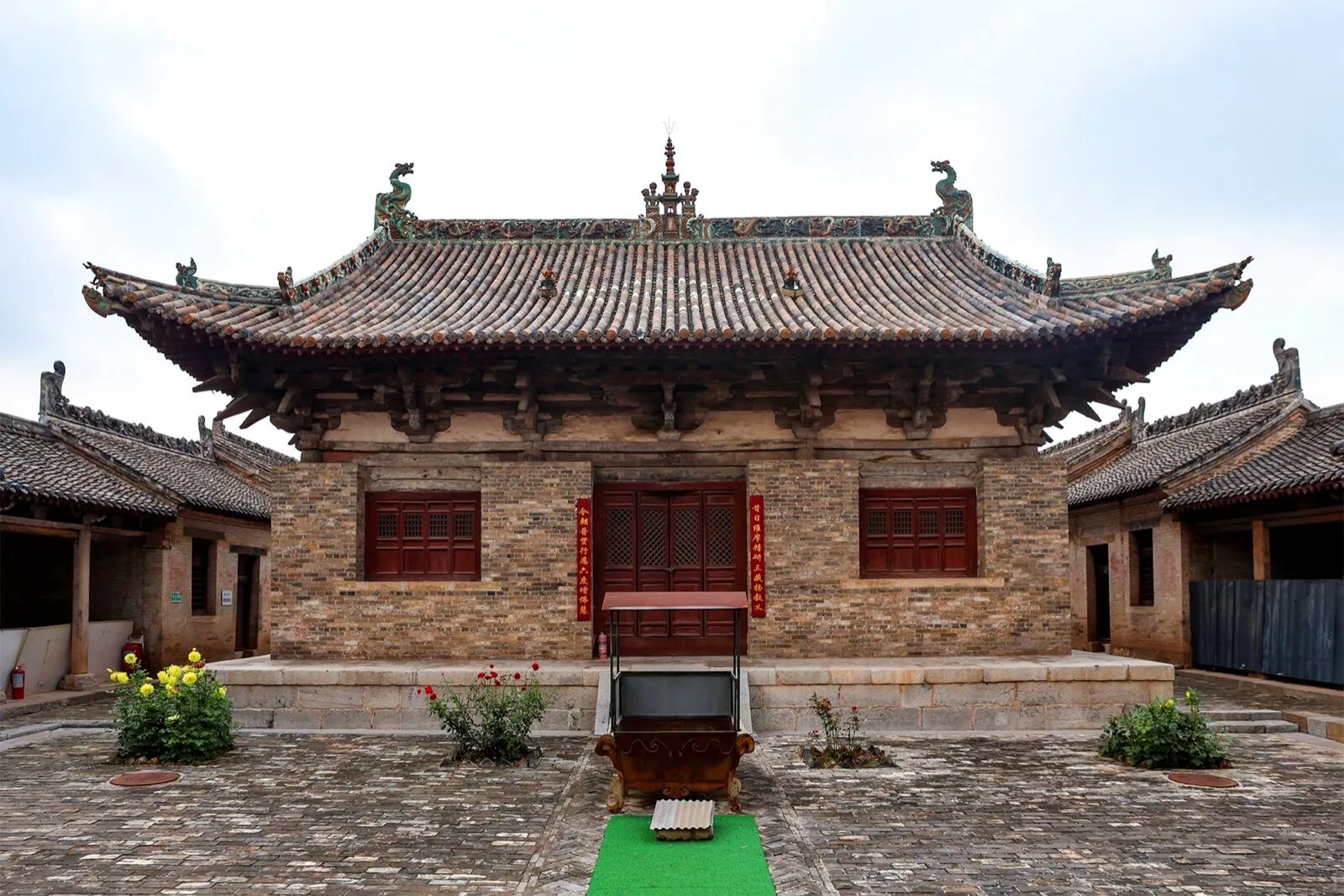 南吉祥寺院内一座单檐歇山顶殿宇，青砖墙、红色门窗